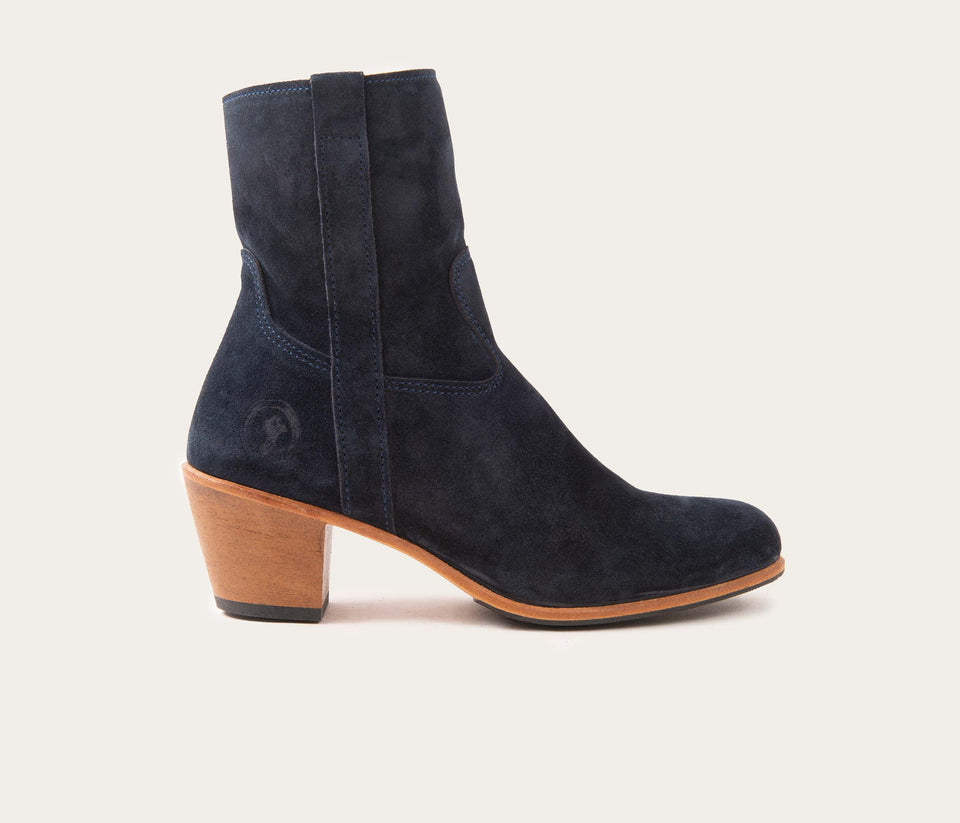 Bottine en cuir, bottine en cuir velours, bottine bleu marine, bottine a talon, bottine femme en cuir, bottine en daim, bottine femme en cuir, bottine artisanale, bottine made in France, bottine bleue femme, bottine a talon artisanale