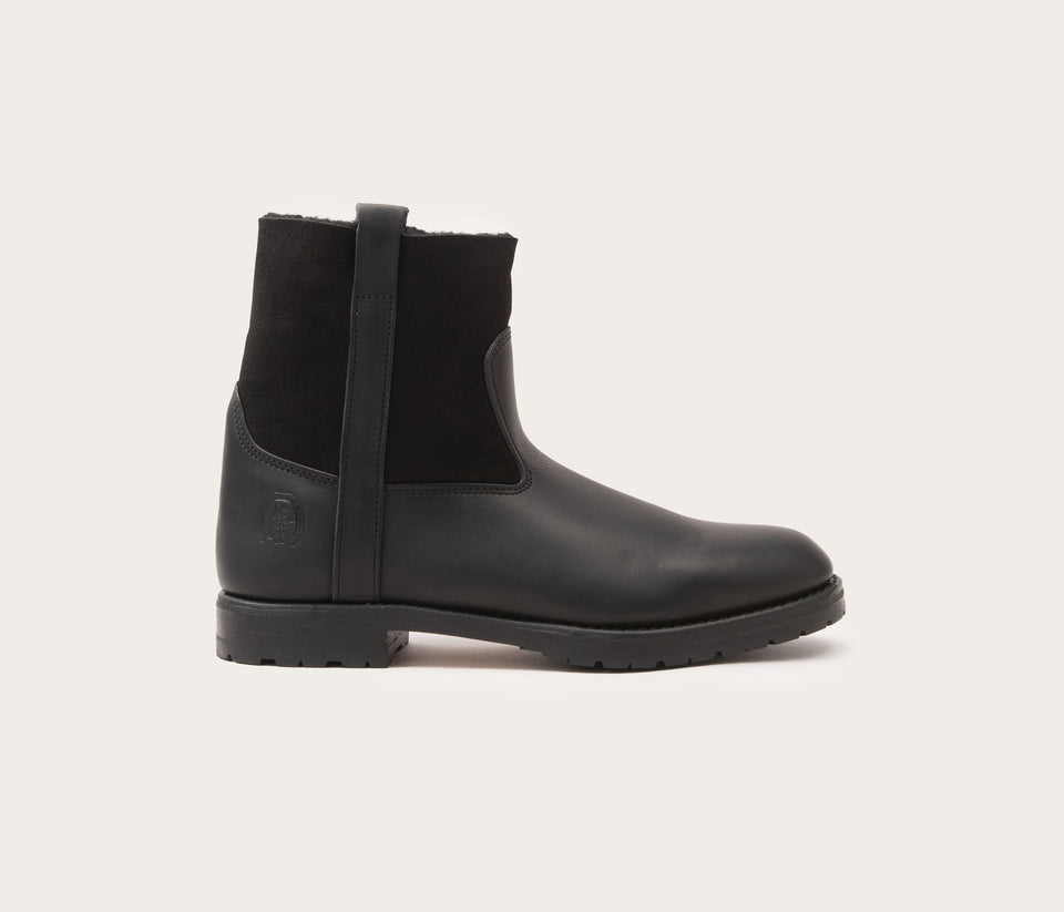 avoriaz bottine en cuir noir et mouton - bottine fourrée en peau de mouton - bottine homme en peau de mouton - bottine en cuir français pour homme - bottine en cuir et mouton français - bottine avoriaz la botte gardiane homme en cuir gras - chaussures avec semelle crantée homme - semelle crantée