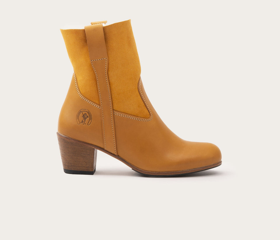 bottine femme style montagnard - bottine à talon fourrée en mouton - bottine à talon en cuir naturel femme - bottine à talon en cuir et fourrée mouton - bottine femme la botte gardiane modèle megève - cuir français - bottine mouton femme et cuir