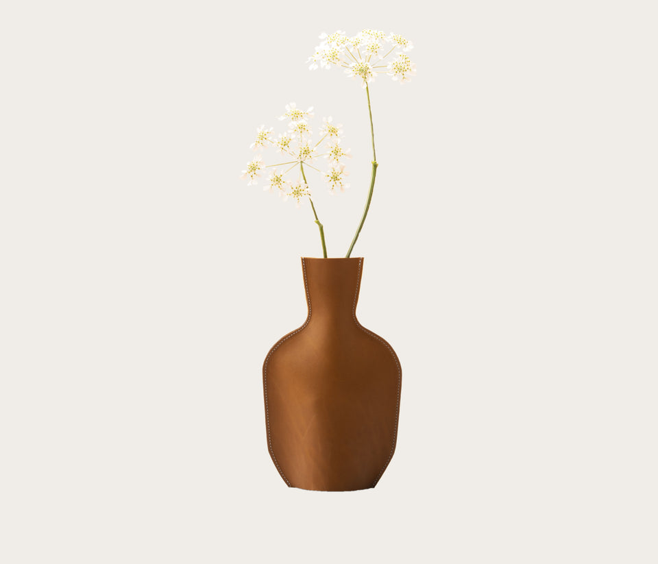 vase en cuir, vase avec du cuir, vase cuir, carafe en cuir, objet en cuir, objet fait en cuir, cuir recylé, fabrication française, cuir recyclé francais,  cuir recyclé français, comme une vase en papier