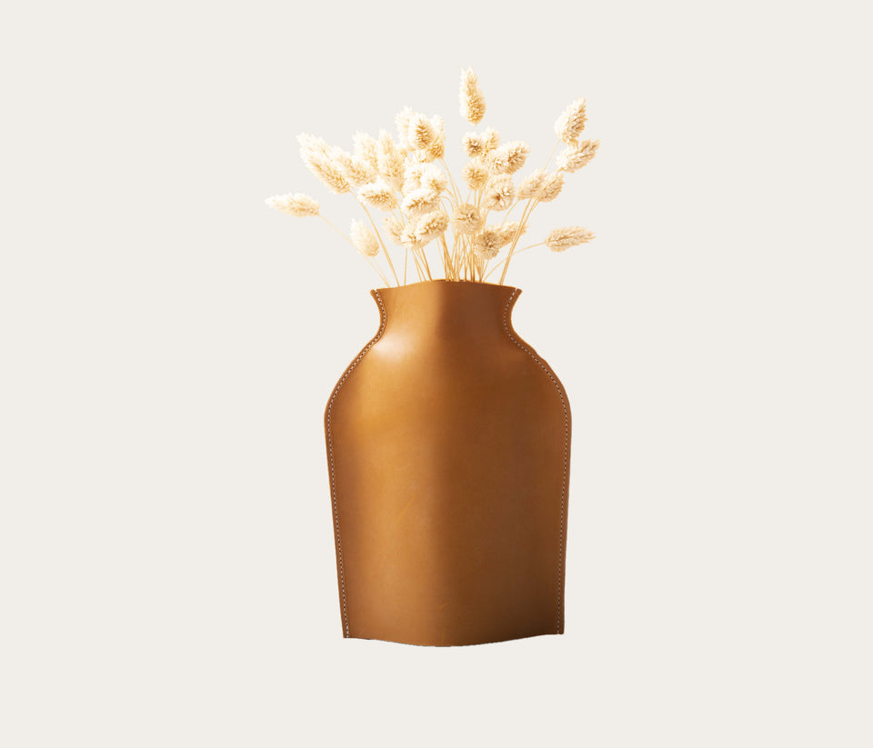 Ce vase unique allie à la fois l'esthétique raffinée du cuir et une conception moderne et novatrice. Fabriqué à partir de cuir recyclé de haute qualité, ce vase représente un choix écologique et responsable pour tous les amateurs de décoration d'intérieur. vase en cuir, cache-vase, cache vase, cache-pot cache vase en cuir, 