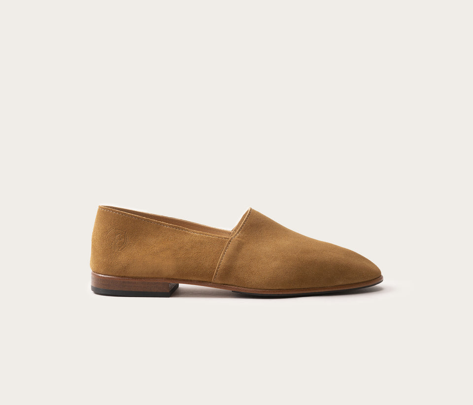 maury femme en daim la botte gardiane, mocassin en daim beige, mocassin en cuir daim, mocassins chic, sleepers pour femme, style chausson venisien, style chausson italien, style friulane, maury la botte gardiane, atelier la botte gardiane,  mocassin français femme, mocassin décontracté femme, botte gardiane mocassin femme, mocassin style espadrille en cuir velours