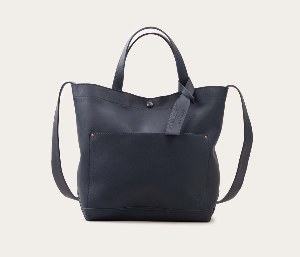 Sac bleu marine, sac en cuir, sac artisanal, sac fabriqué en camargue, sac en cuir bleu marine, sac en cuir souple, sac la botte gardiane, sac en cuir français, sac bandoulière, sac en cuir avec bandoulière