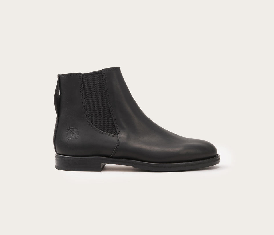 bottines homme en cuir gras noir vue de profil - bottine bertrand pour homme en cuir suportlo noir - bottine camarguaise toute noire - label EPV - la botte gardiane bottine homme - bottine de gardians noire - boots style camargue